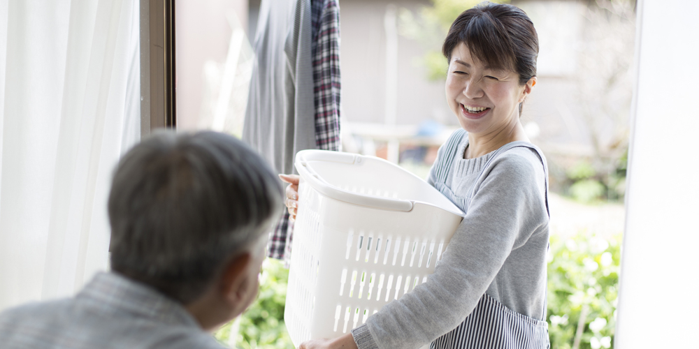 洗濯物を取り込む女性