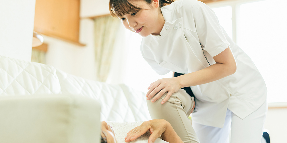 施術をする女性職員