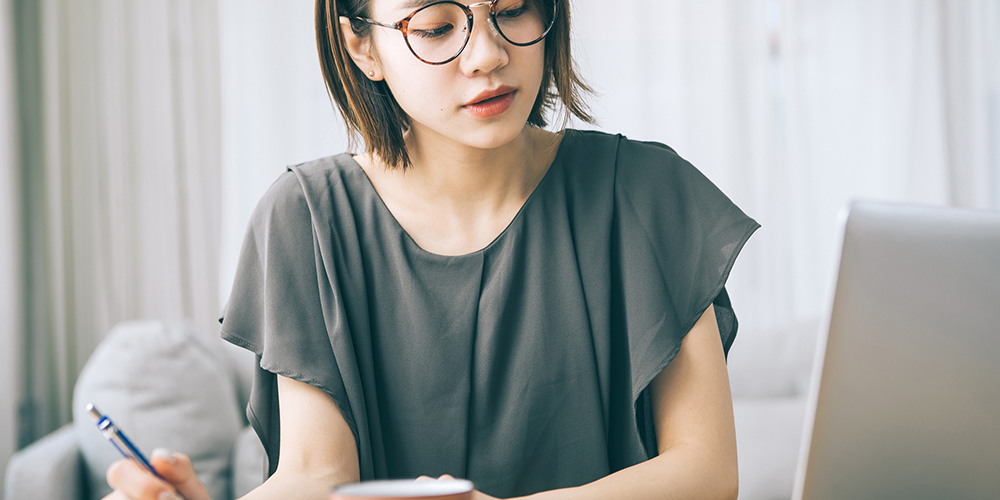 PCで自宅学習する女性