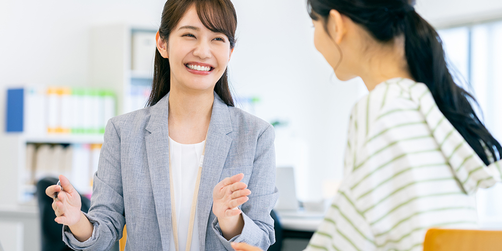 面接をする女性